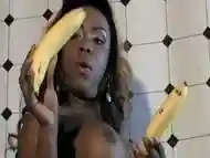 AYSHA MOSTRA SUA VERSATILIDADE NA COZINHA E NO CUZINHO