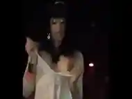 Cardi B desnud&aacute_ndose  en club nocturno.