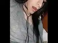 Chica se empieza a tocar y muestra su sorpresita bien rica