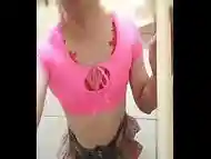 Crossdresser de mini saia casual