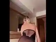 Emily narizinho dan&ccedil_ando de vestido curto pelada