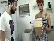 Entregador barbudo cai de boca no pauzao da travesti gostosa e sai com a cara cheia de leite, completo no RED