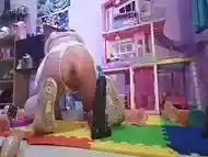 Mi sobrina Jugando con sus enormes dildos en su peque&ntilde_o ano, le gusta quedar con el hoyo bien abierto