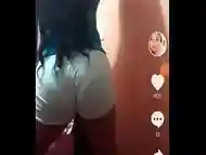 Mueve el culazo bien rico y se le ve la tanga