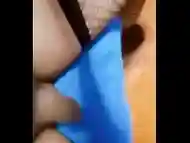 Pito chico brincando teniendo un dildo metido