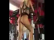 Sol P&eacute_rez en el gym, y tanga