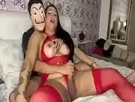 Travesti dando um carinho na pica do novinho