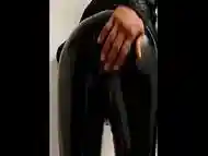 Travesti de closet en l&aacute_tex leggins mostrando nalguitas