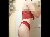 Viadinho com conjunto vermelho, calcinha socada na bunda