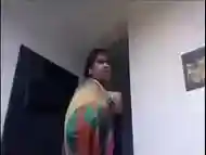 chikni chameli pauaa chadhaa ke ayi